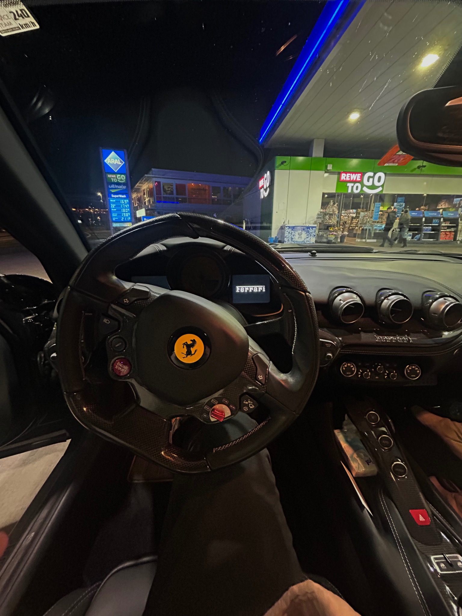 Ferrari Innenraum bei Nacht