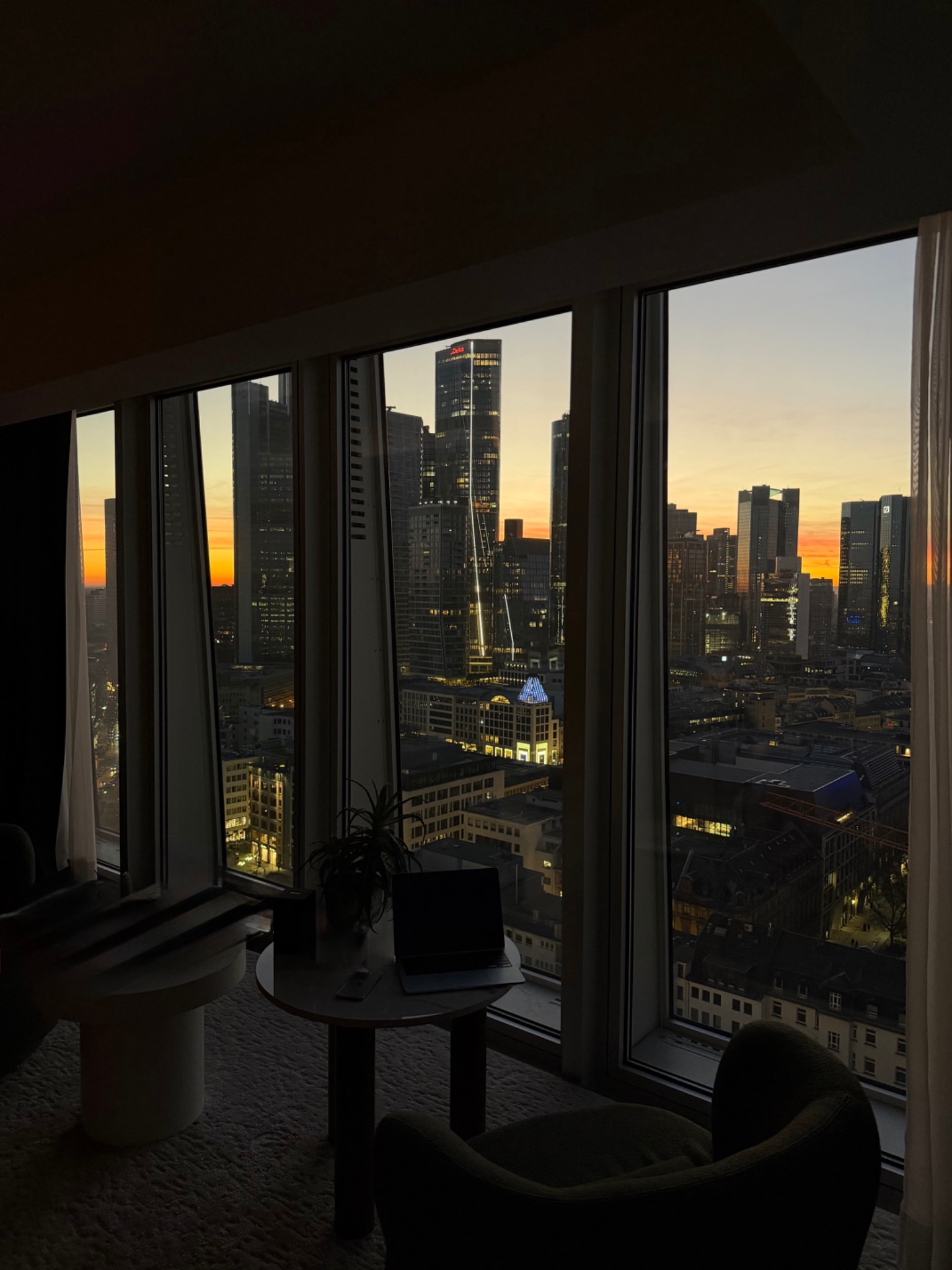 Trading-Arbeitsplatz mit Blick auf die Frankfurter Skyline