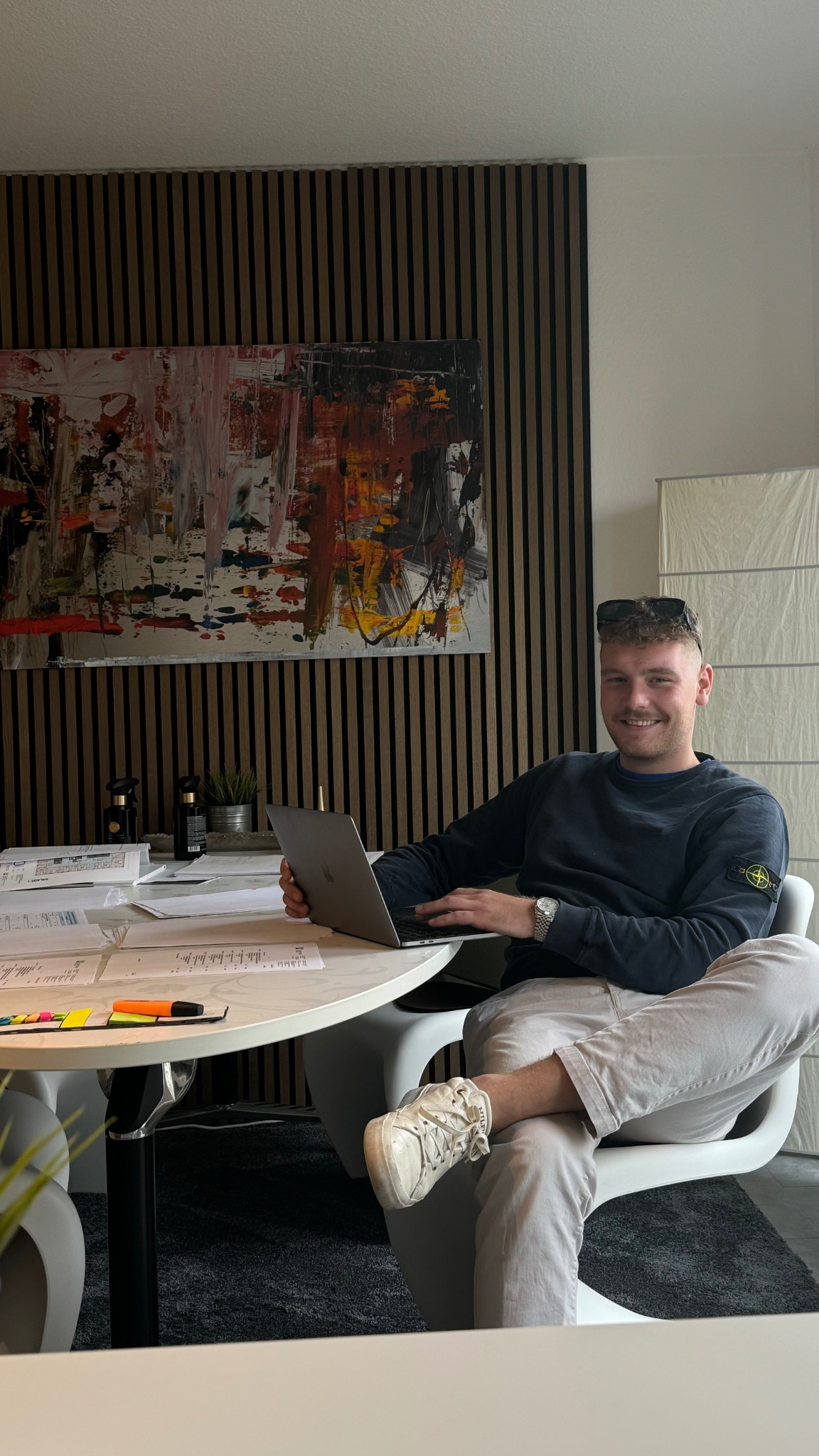Max Aulbach an seinem Arbeitsplatz